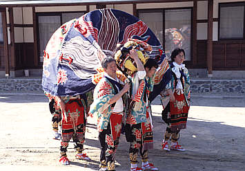 富山県利賀村-上畠当地区の獅子舞